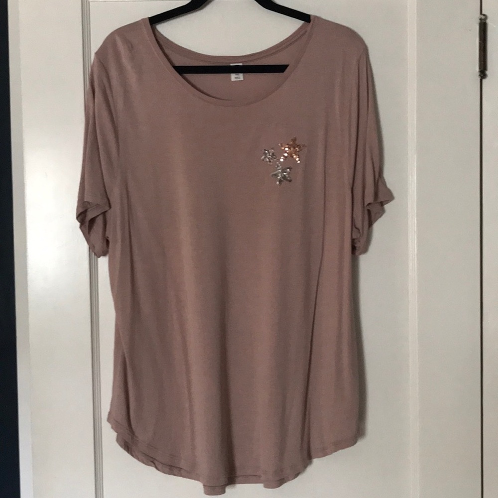 Like NEW! Short sleeve tee w sequin stars